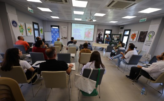 Efes Tarlası Yaşam Köyü'nde nar üreticilerine eğitim