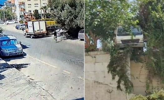 El freni boşalıp hareket eden kamyonetinin peşinden koştu; o anlar kamerada