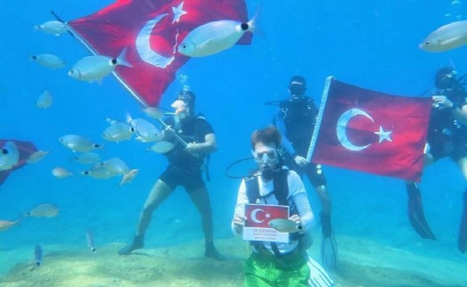 Fethiye'de su altında Türk bayrakları açtılar