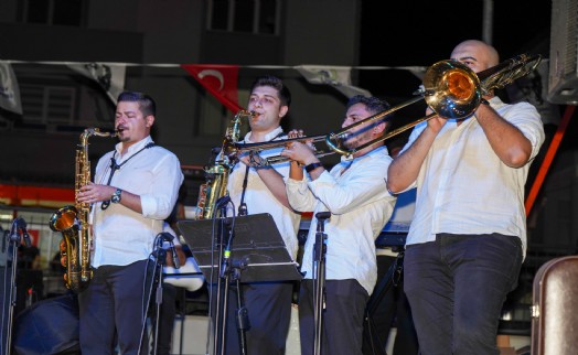 Gaziemir'de yaz akşamları müzikle renkleniyor