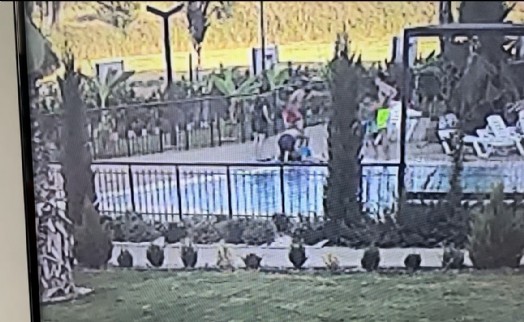 Havuzda boğulma tehlikesi geçiren çocuk yürekleri ağza getirdi!: İlk müdahaleyi tatilciler yaptı