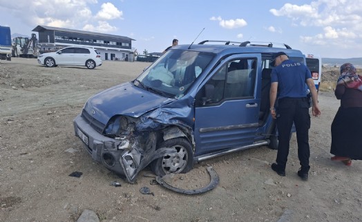 Hisarcık'ta kontrolsüz kavşakta kaza; 2 yaralı