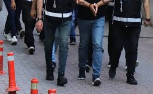 İhbar kavgası; Polislere bıçak çeken 4 kişi gözaltında!