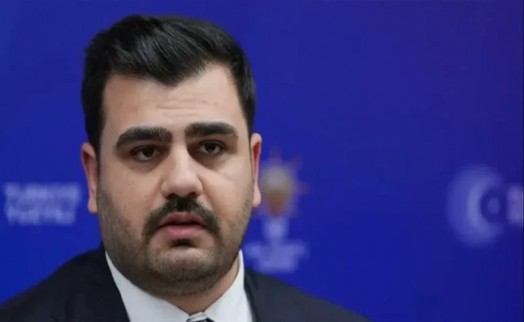 İnan'dan 'Erdoğan' ayarı: 'Şatafatlı dekorlarla süsleyip altın varaklı masalar, kırmızı taht koltuklar arasında...'