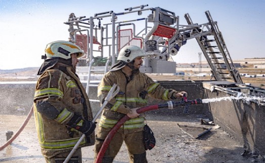 İzmir İtfaiyesi ALOSBİ'deki fabrika yangınını hızla söndürdü
