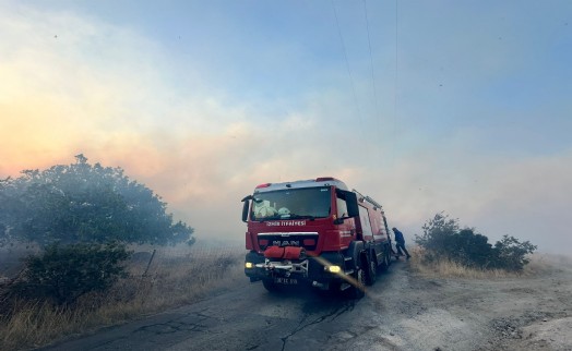 İzmir İtfaiyesi Dikili'deki yangına müdahale ediyor: 7 ev kül oldu!
