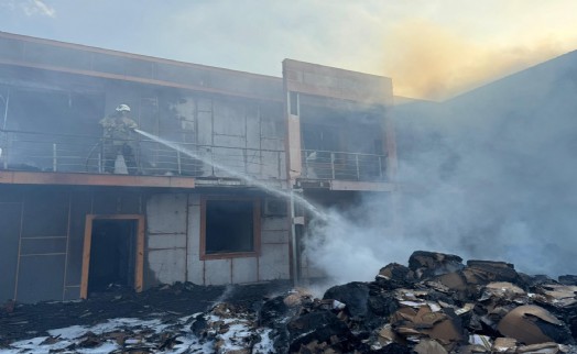 İzmir İtfaiyesi Menemen'deki iş yeri yangınını kontrol altına aldı