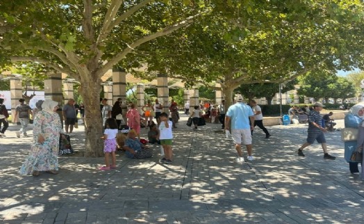 İzmir'de sıcaklık dayanılmaz hale geldi: Termometreler 42 dereceyi gösterdi!