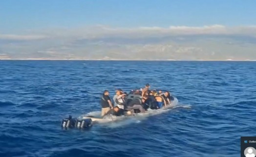 İzmir'de su alan bottaki 36 kaçak göçmen kurtarıldı