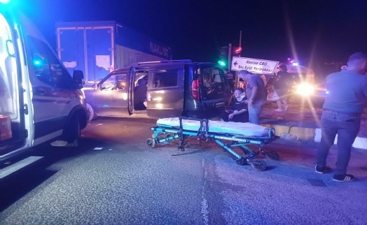 Kamyon ile hafif ticari araç çarpıştı; 1 ölü, 2'si ağır 8 yaralı