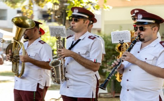Karşıyaka Belediye Bandosu'ndan sokak konserleri