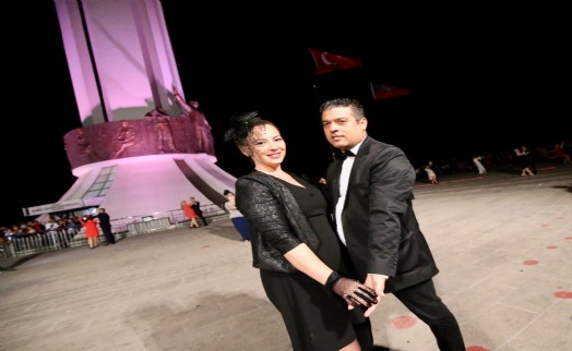 Karşıyaka'da ücretsiz salon dansları kursu ‘Cumhuriyet'in Adımları' temasıyla başlıyor