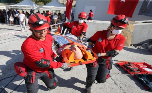 Karşıyaka'da 3 bin kişiye temel afet bilinci eğitimi