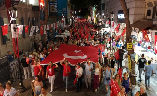Karşıyaka'yı ‘zafer' coşkusu sardı: Binler fener alayında buluştu!