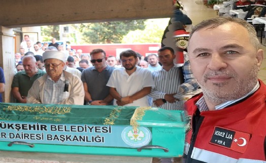 Kazada ölen oğlunun cenaze namazını kıldırdı