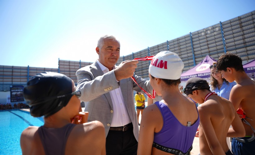 Kemalpaşa'da yüzlerce çocuk yüzme kursunu başarıyla tamamladı!