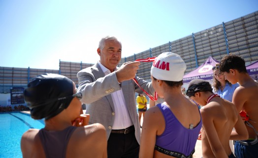 Kemalpaşa'da yüzlerce çocuk yüzme kursunu başarıyla tamamladı!