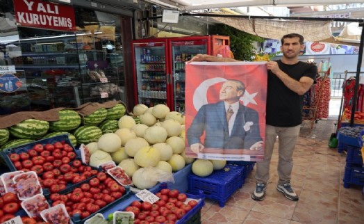 Konak Belediyesi'nden esnafa 30 Ağustos hediyesi