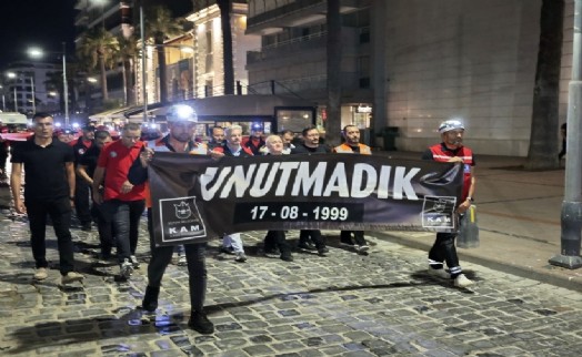 Konak'ta 17 Ağustos anısına 'Sessiz yürüyüş'