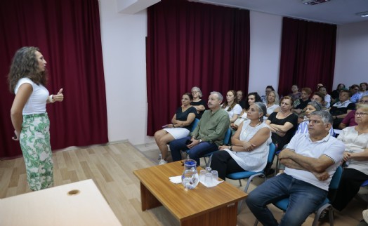 Konak'ın İleri Yaş Merkezi'nde kuşaklararası iletişim semineri