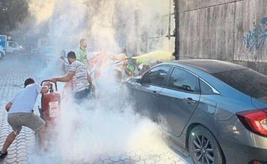 Konak'ta iki otomobil alevlere teslim oldu