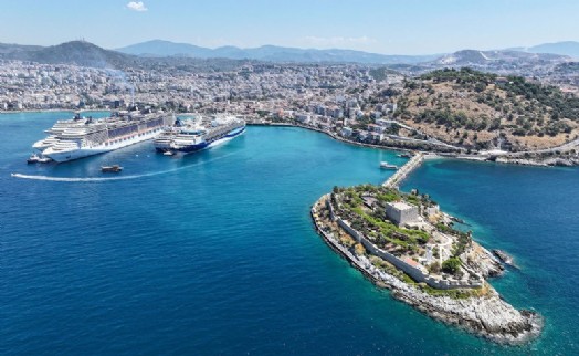 Kuşadası'na 5 kruvaziyerle denizden 10 bin 916 turist geldi