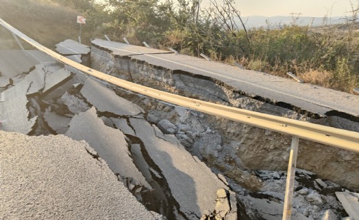 Kuşadası'nda, tarla kazısında yol çöktü