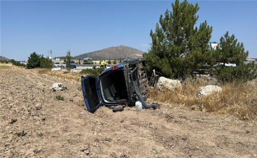 Kütahya'da lastiği patlayan hafif ticari araç tarlaya uçtu; 4 yaralı
