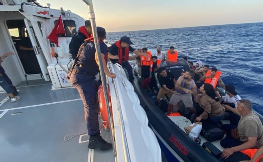 Lastik botla sürüklenen 20 kaçak göçmen kurtarıldı