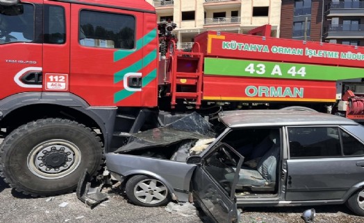 Manisa'da arazöz ile otomobil çarpıştı: Sürücü ağır yaralı!