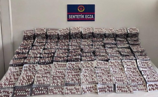 Manisa'da durdurulan araçtan binlerce uyuşturucu hap çıktı