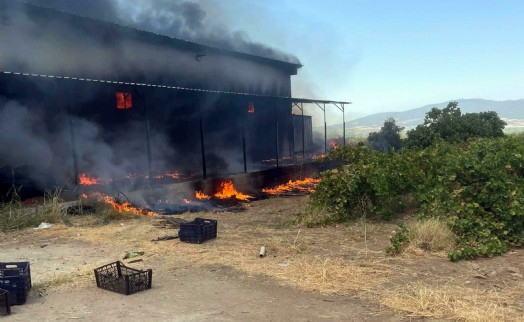 Manisa'da plastik kasa deposunda yangın