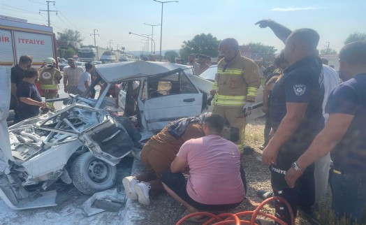 Manisa'da yolcu otobüsü ile otomobil çarpıştı; karı- koca öldü