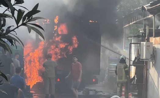 Market kamyonu yangında kullanılamaz hale geldi