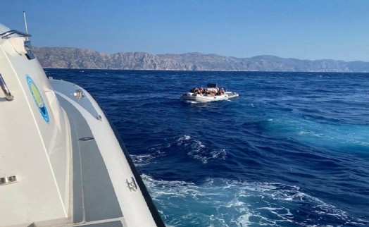 Marmaris'te iki ayrı lastik botta toplam 31 kaçak göçmen yakalandı