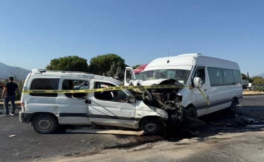 Minibüs ile hafif ticari araç kafa kafaya çarpıştı: Ölü ve yaralılar var!