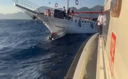 Muğla'da su alan teknedeki 12 kişi kurtarıldı
