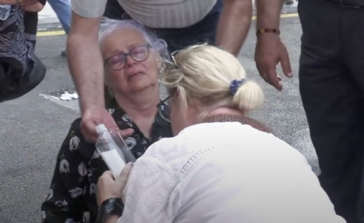 Eziyet bitmiyor! Murat Çalık arka kapıdan kaçırılınca annesi hastane önünde fenalaştı!