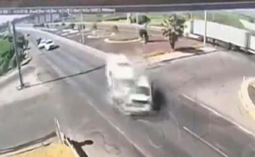 Ölümlü ambulans kazası kameralara böyle yansıdı