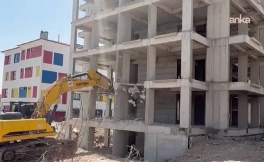 Örnek müteahhit! Kendi binasını ihbar edip yıktırdı