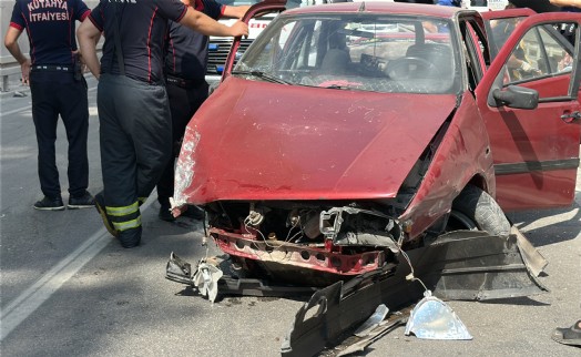 Otomobil alt geçidin duvarına çarptı: 2 yaralı