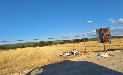 Otomobil, sürücüsünün gözünü güneş alması sonucu tarlaya uçtu: 2 yaralı