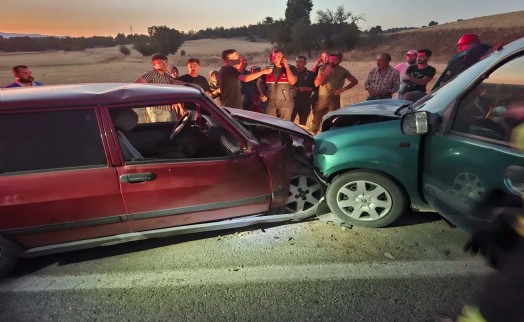 Otomobille çarpışan hafif ticari aracın sürücüsü ile eşi öldü