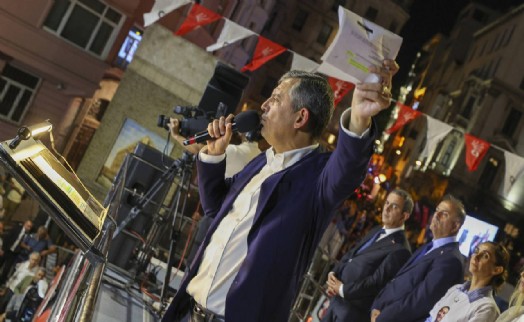 Özgür Özel: 9 dalga yaptınız. 90 dalga daha yapsanız, buradayız, ayaktayız