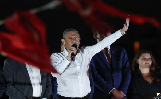 Özgür Özel, İmamoğlu'nun posterini gösterdi, 'söz' verdi