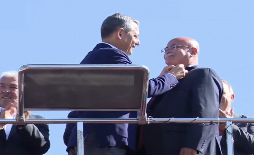 Özgür Özel duyurdu: Bir belediye CHP'ye geçti