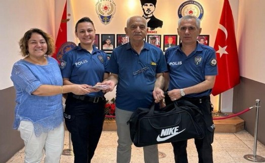 Salihli'de içi para dolu çanta sahibine teslim edildi