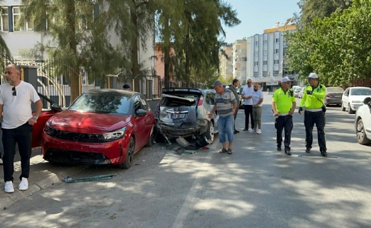 Servisten yeni çıkan otomobilini park ederken, 5 otomobile çarptı