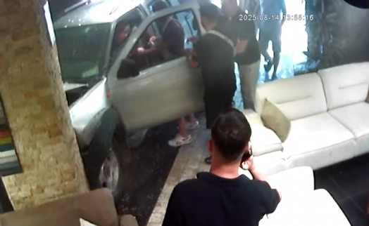 Sürücü rahatsızlanınca kamyonet, araca çarpıp mağazaya daldı; olay anı kamerada