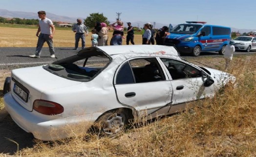 Takla atan araçtaki 2'si çocuk 4 kişi yaralandı